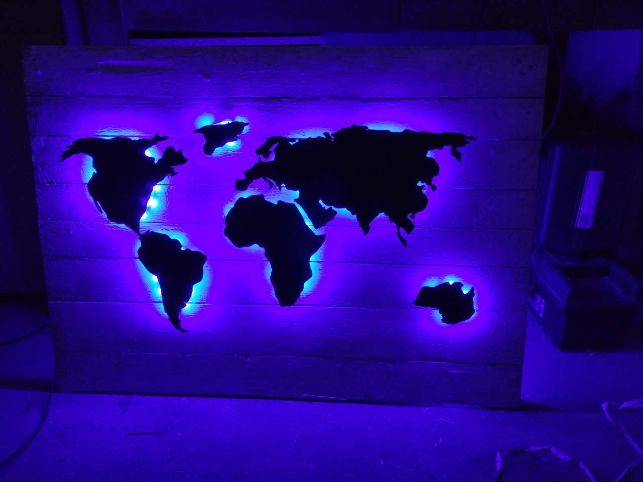 Featured image of post Weltkarte Wand Holz Beleuchtet Die weltkarte aus holz besteht aus sechs kontinenten die jeweils einzeln mit insgesamt 298 puzzleteilen zusammengef gt werden m ssen