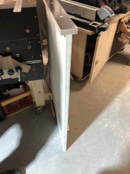 Schiebetür-Schrankverbau mit vertikalen Ladenauszügen, French Cleat