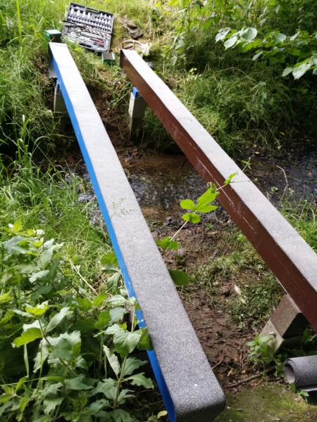 einfache Brücke über einen Bach bauen Bauanleitung zum Selberbauen