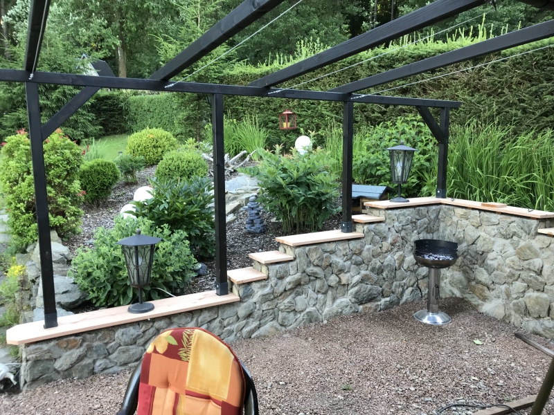 Pergola mit Sonnensegel / Regenschutz und Wandverkleidung