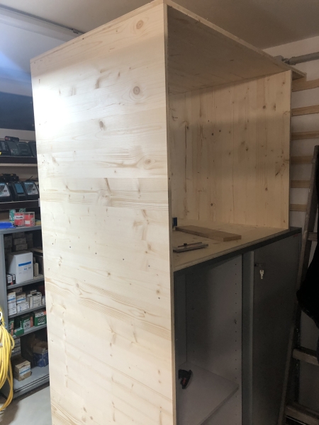 Schiebetür-Schrankverbau mit vertikalen Ladenauszügen, French Cleat