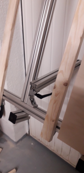 Klappbarer Sägetisch für Mittelformat Platten am Garagentor (Teil 1