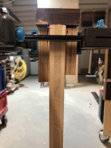 Schiebetür-Schrankverbau mit vertikalen Ladenauszügen, French Cleat