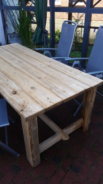 Terrassentisch aus alten Gerüstbohlen Bauanleitung zum Selberbauen