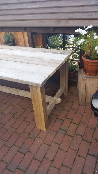 Terrassentisch aus alten Gerüstbohlen - Bauanleitung zum Selberbauen