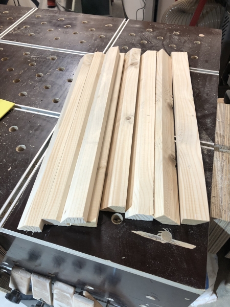 Schiebetür-Schrankverbau mit vertikalen Ladenauszügen, French Cleat