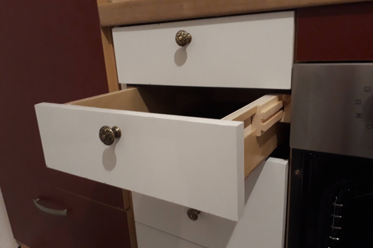 Aus Holzresten wird Küchenschrank mit Holzvollauszügen - Bauanleitung