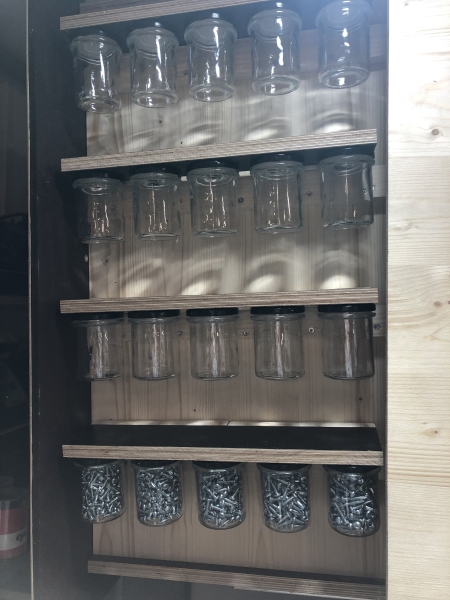 Schiebetür-Schrankverbau mit vertikalen Ladenauszügen, French Cleat