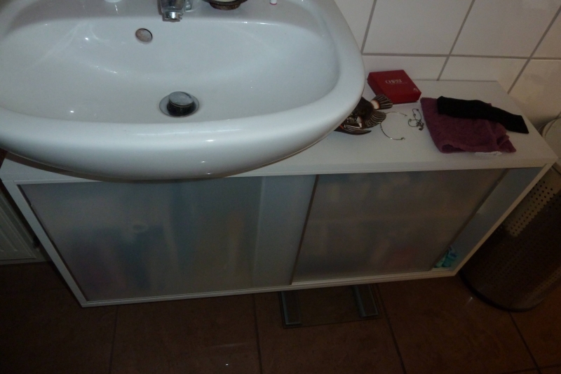 Schmaler Waschbeckenunterschrank für kleine Bäder - Bauanleitung zum