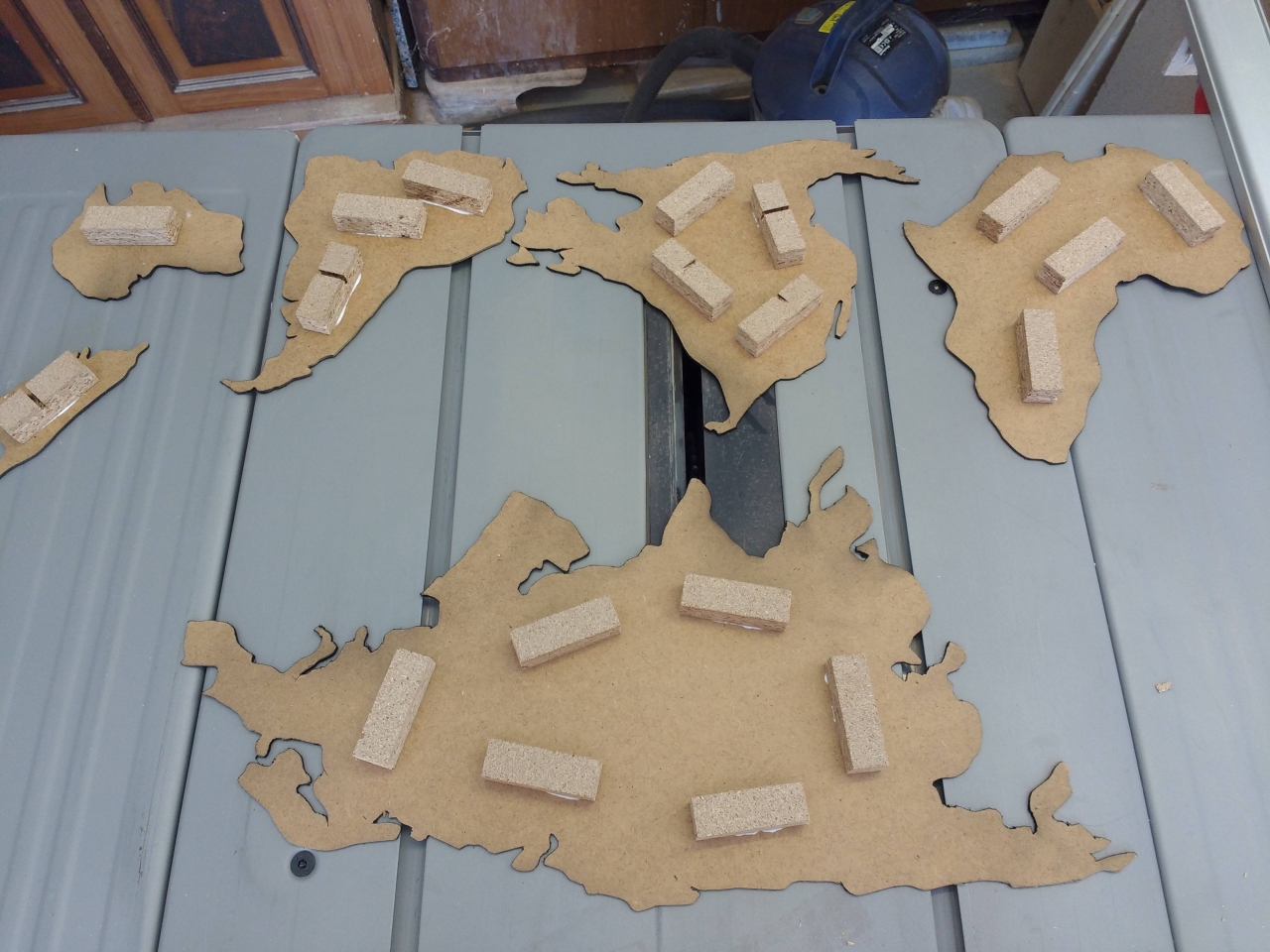 Featured image of post Weltkarte Holz Beleuchtet Selber Bauen Um die kontinente ma stabsgetreu aufs holz bertragen zu k nnen habe ich mir auf der arbeit einen plot in der gr e 100x70 cm angefertigt