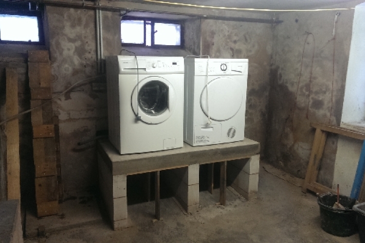 Umbau Waschmaschine und Trockner der Unterlage