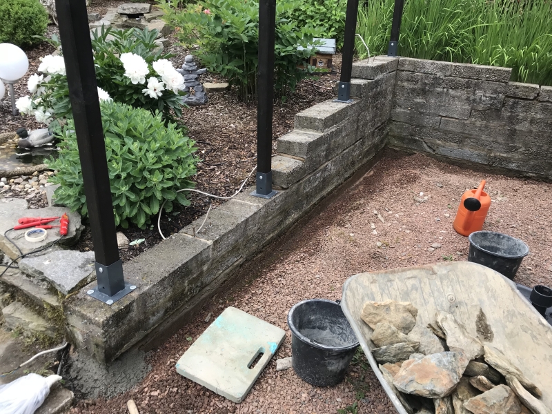 Pergola mit Sonnensegel / Regenschutz und Wandverkleidung