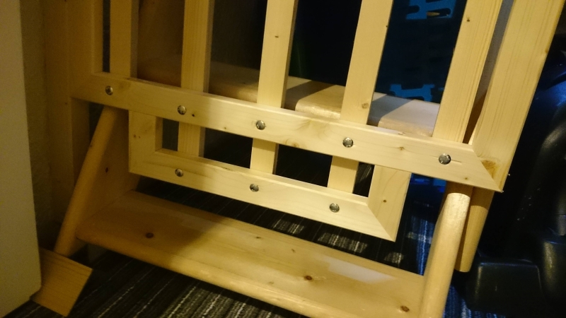 zweigeteiltes Babygitter / Treppengitter für Dachbodentreppe und