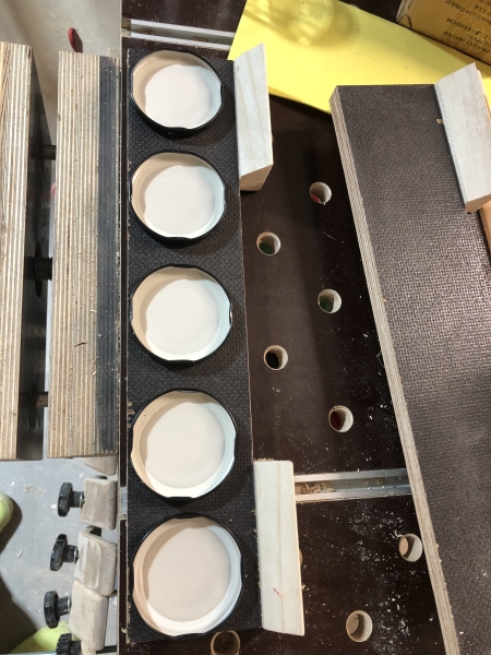 Schiebetür-Schrankverbau mit vertikalen Ladenauszügen, French Cleat