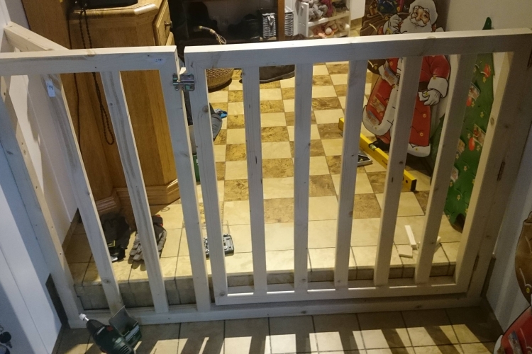 Treppengitter / Babygitter für Treppe mit "Überbreite" - Bauanleitung
