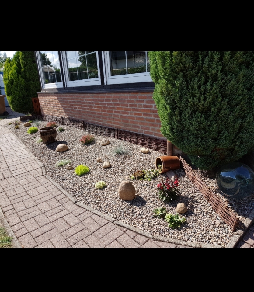 Gartenidee: ein Terrassenbeet mit Sprudelstein – Einfach Garten