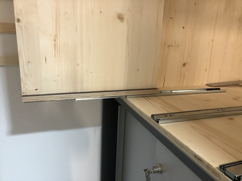 Schiebetür-Schrankverbau mit vertikalen Ladenauszügen, French Cleat