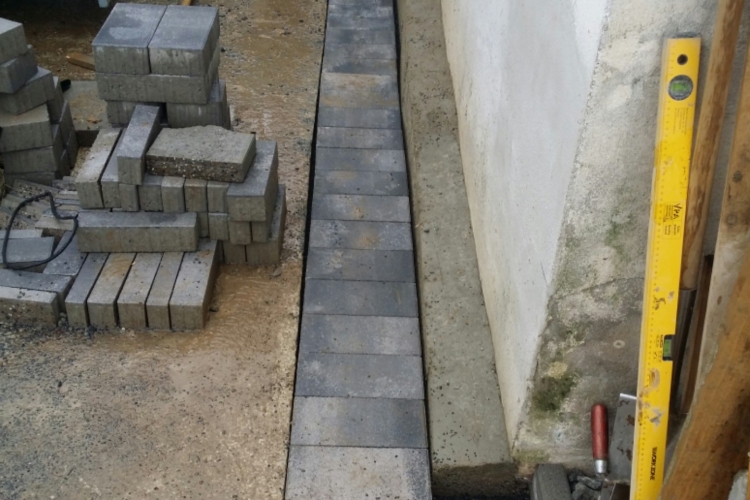Pflastersteine legen, Stütz Mauer aus Beton gießen Bauanleitung zum