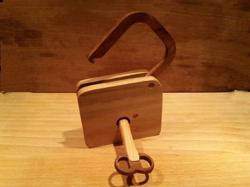 ein Holzschloß mit passendem Holzschlüssel - Bauanleitung zum