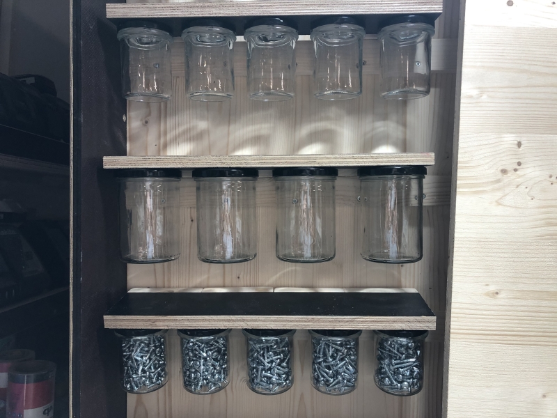 Schiebetür-Schrankverbau mit vertikalen Ladenauszügen, French Cleat