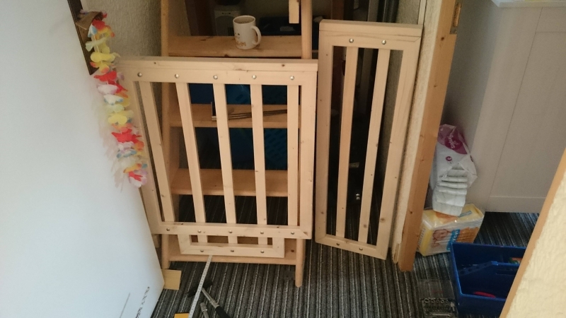 zweigeteiltes Babygitter / Treppengitter für Dachbodentreppe und