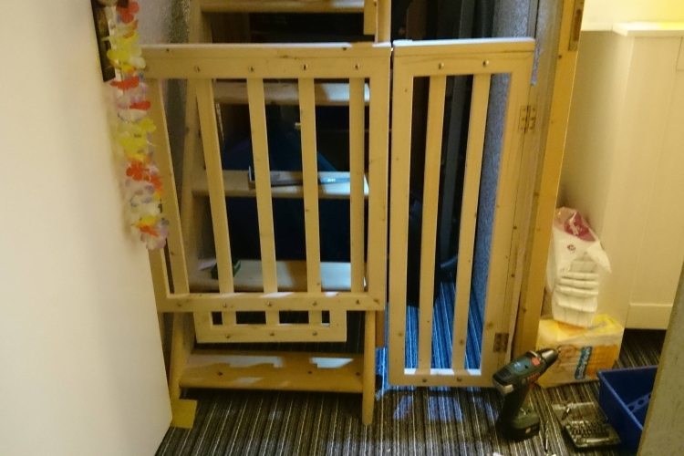 zweigeteiltes Babygitter / Treppengitter für Dachbodentreppe und