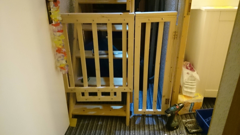 zweigeteiltes Babygitter / Treppengitter für Dachbodentreppe und