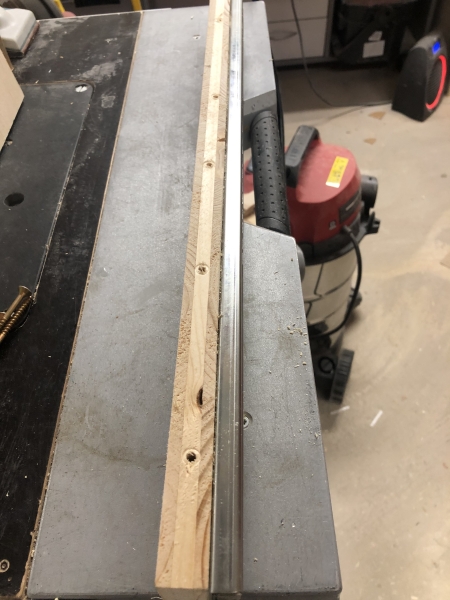 Schiebetür-Schrankverbau mit vertikalen Ladenauszügen, French Cleat