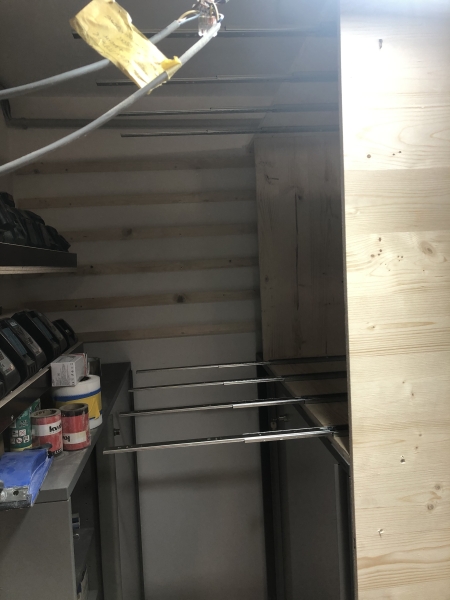 Schiebetür-Schrankverbau mit vertikalen Ladenauszügen, French Cleat