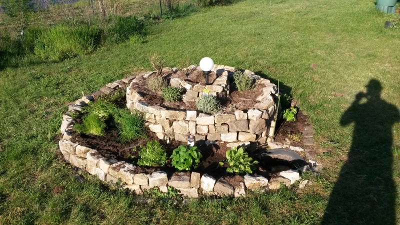 Kräuterschnecke mit Trockenmauer Bauanleitung zum Selberbauen 12