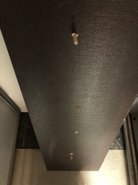 Schiebetür-Schrankverbau mit vertikalen Ladenauszügen, French Cleat