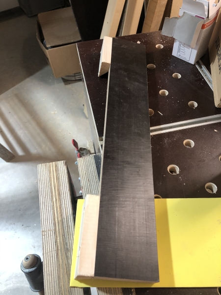 Schiebetür-Schrankverbau mit vertikalen Ladenauszügen, French Cleat