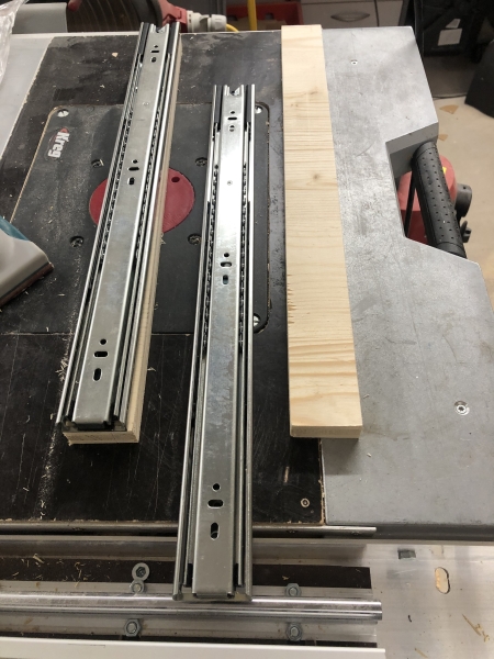 Schiebetür-Schrankverbau mit vertikalen Ladenauszügen, French Cleat