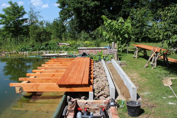 Ein Holzdeck für den Schwimmteich Bauanleitung zum Selberbauen 12