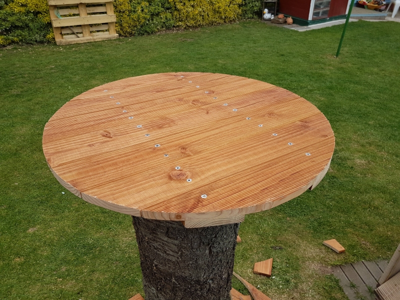 GartenStehtisch aus Baumstumpf (Alternative zum Ausgraben des Stamms