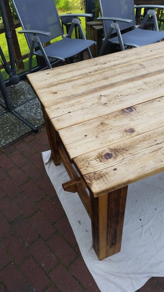 Terrassentisch aus alten Gerüstbohlen - Bauanleitung zum Selberbauen