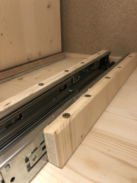 Schiebetür-Schrankverbau mit vertikalen Ladenauszügen, French Cleat