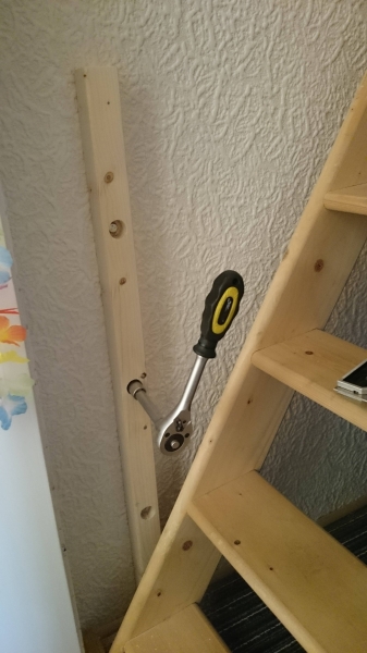 zweigeteiltes Babygitter / Treppengitter für Dachbodentreppe und