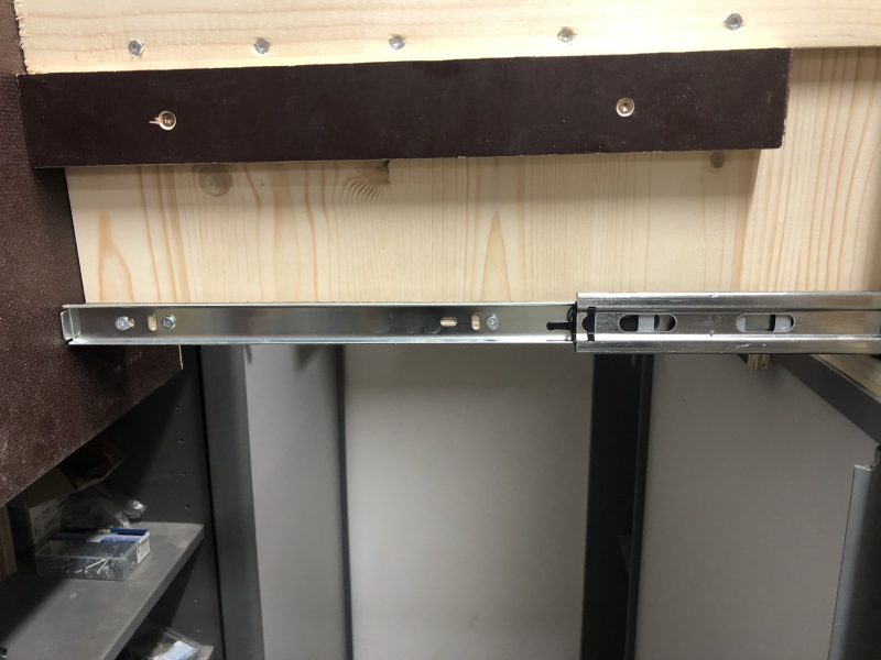 Schiebetür-Schrankverbau mit vertikalen Ladenauszügen, French Cleat