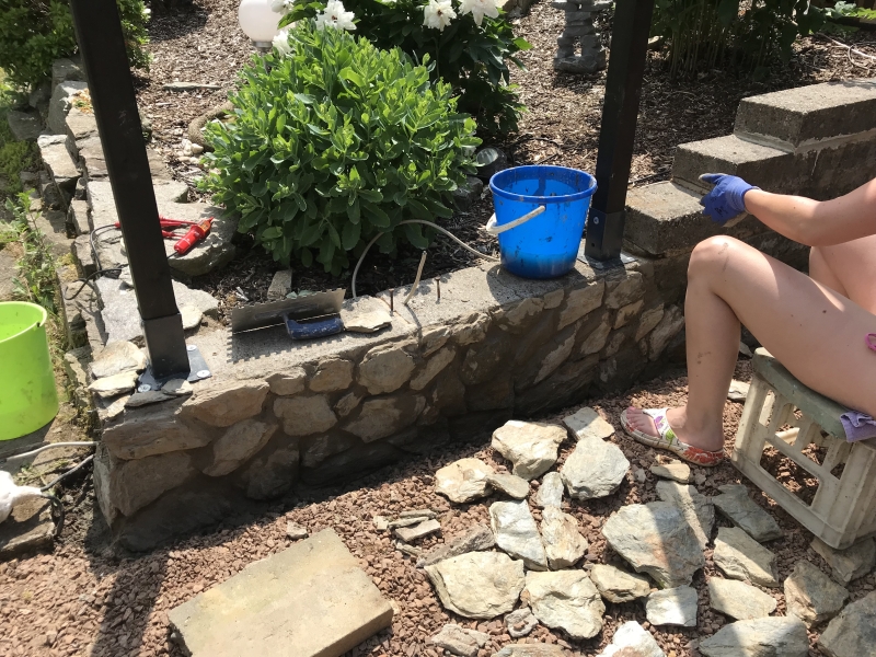 Pergola mit Sonnensegel / Regenschutz und Wandverkleidung