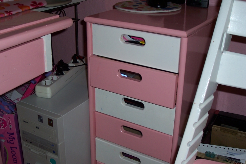 Schreibtisch, Rollcontainer und Trip-Trapstuhl in Rosa / Weiß Lackieren