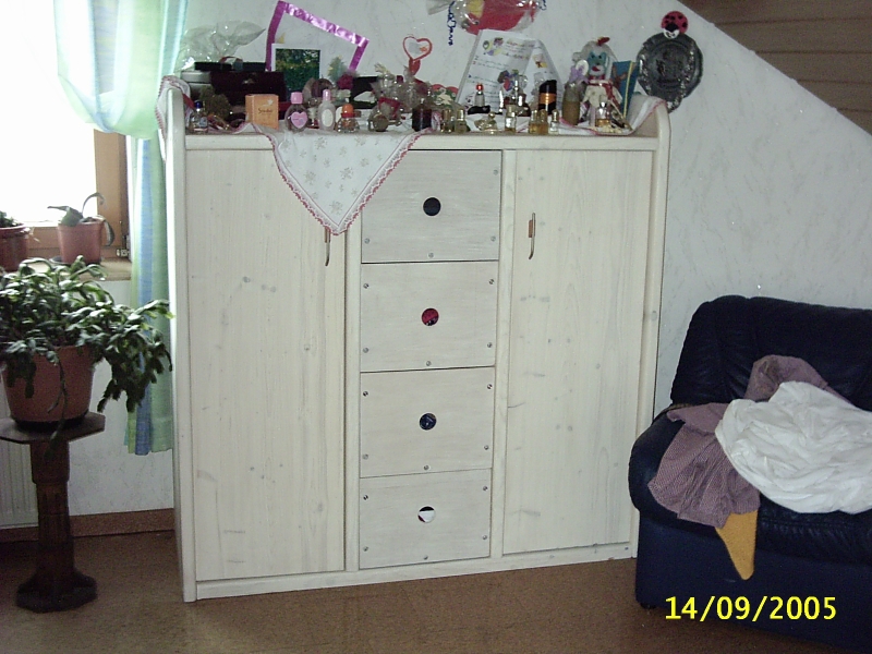 Doppelbett.Esszimmerschrank, Küchenanrichte,Dielenschrank