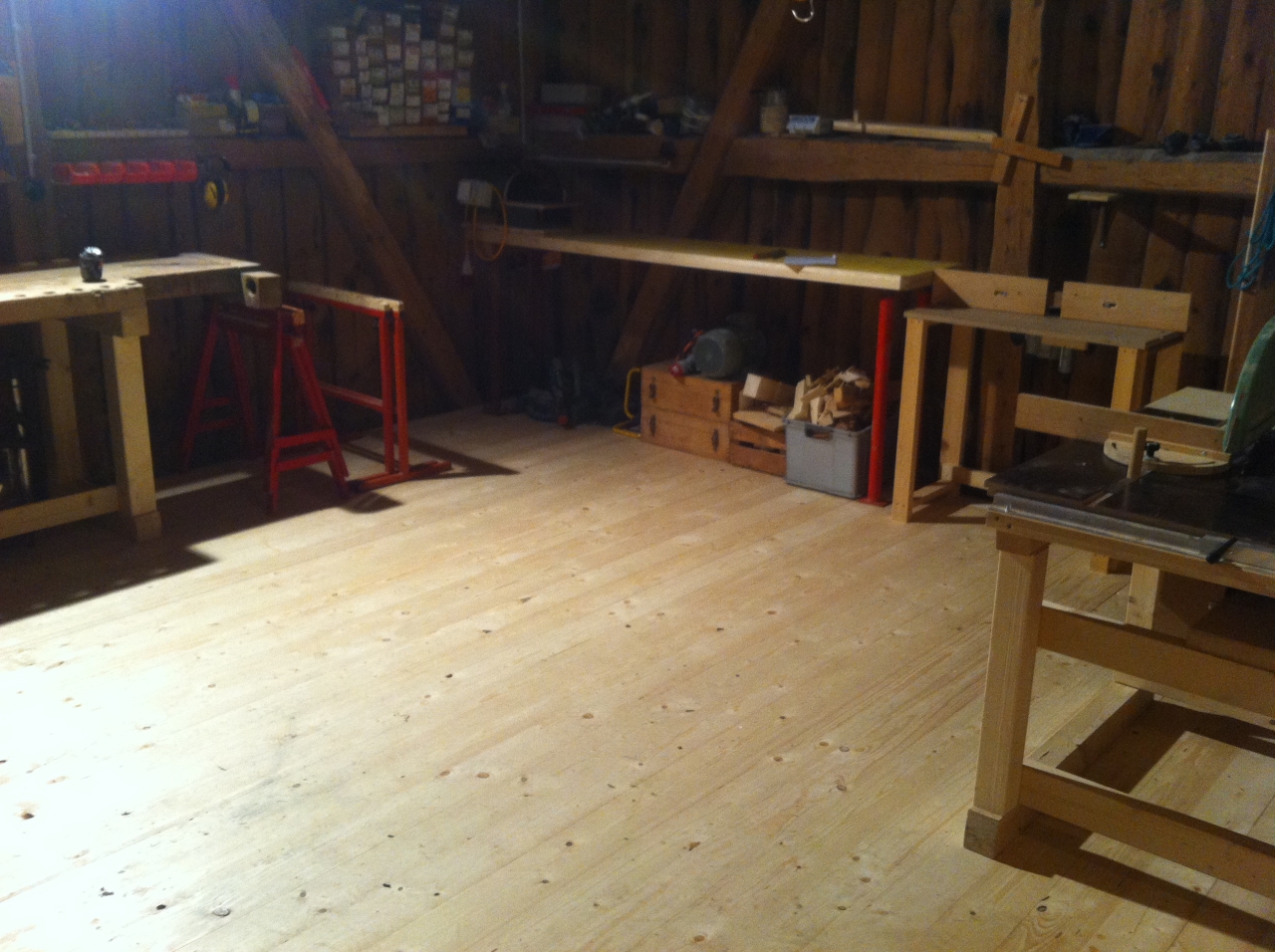 Den perfekte Werkstattboden! Schnell verlegt und extrem robust und trotzdem  schön! 