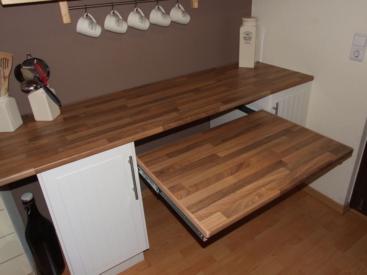 Ausziehbarer Tisch unter der Küchenarbeitsplatte - Bauanleitung zum  Selberbauen - 1-2-do.com - Deine Heimwerker Community