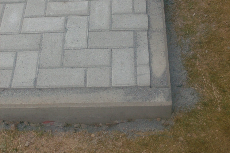 Terasse in Fischgrätenmuster als Unterbau für eine Holzgarage