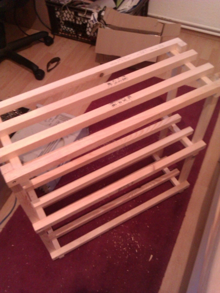 Schuhregal aus Holz von Geräteverpackung - Bauanleitung zum Selberbauen