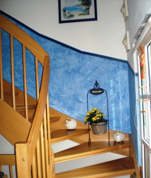 Wandrenovierung und -gestaltung im Eingangsbereich und Treppenaufgang