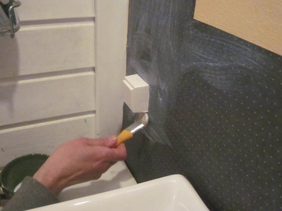 Tapete hinter Waschbecken im Bad: günstig, schnell und pflegeleicht