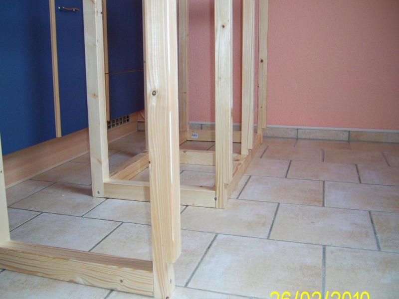 Küchenschrank mit Kühlschrank-Einschub und Arbeitsplatte - Bauanleitung