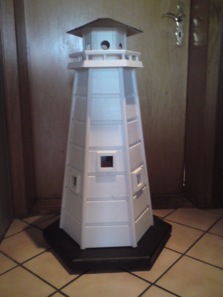 Leuchtturm (aus Resten von Leisten, Brettern, alten Gefrierdosen